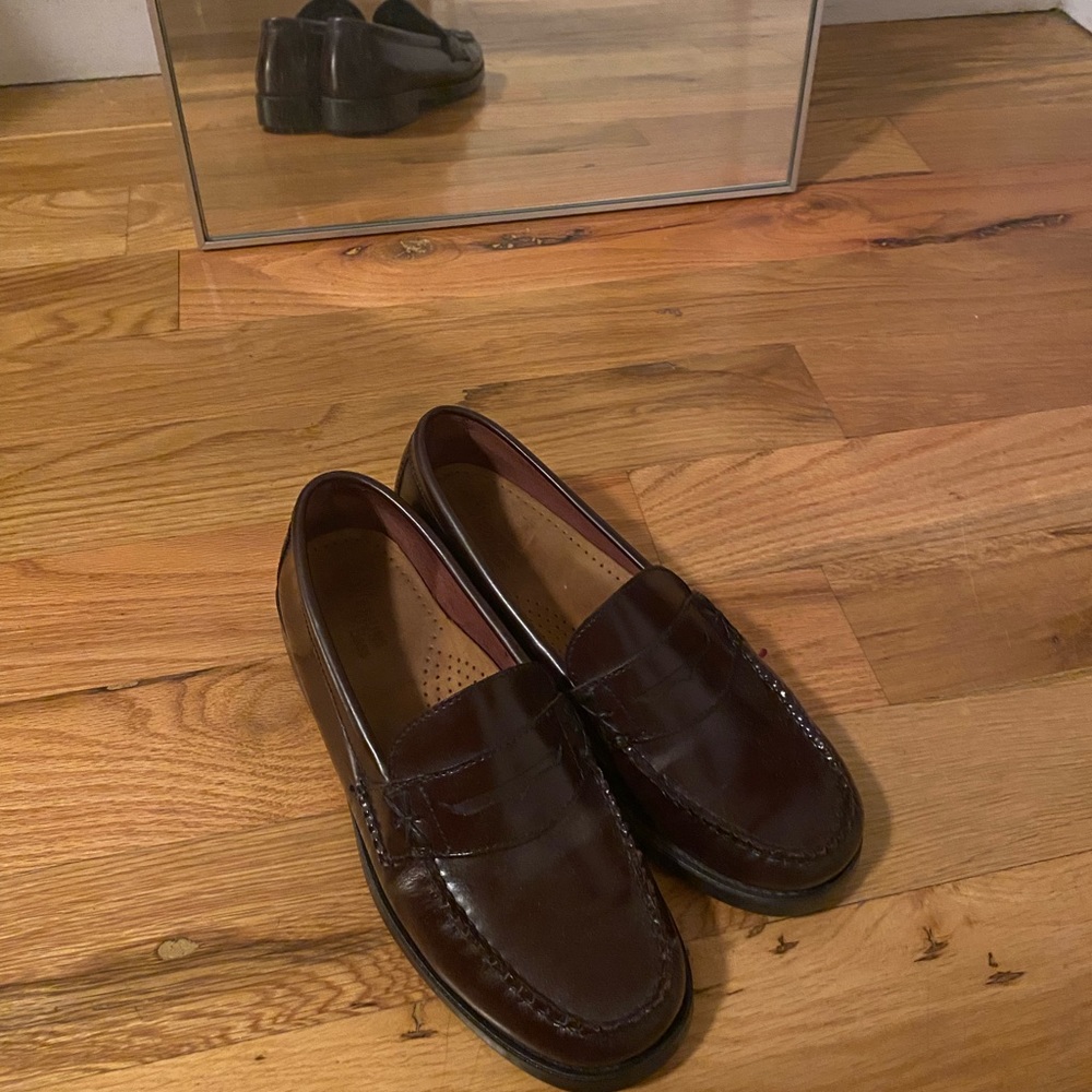 Like new Bass Weejuns size 8 beautiful burgundy color